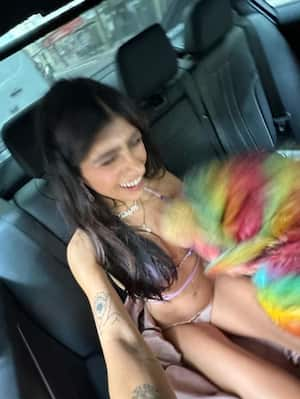 alex ela add mia khalifa in car photo