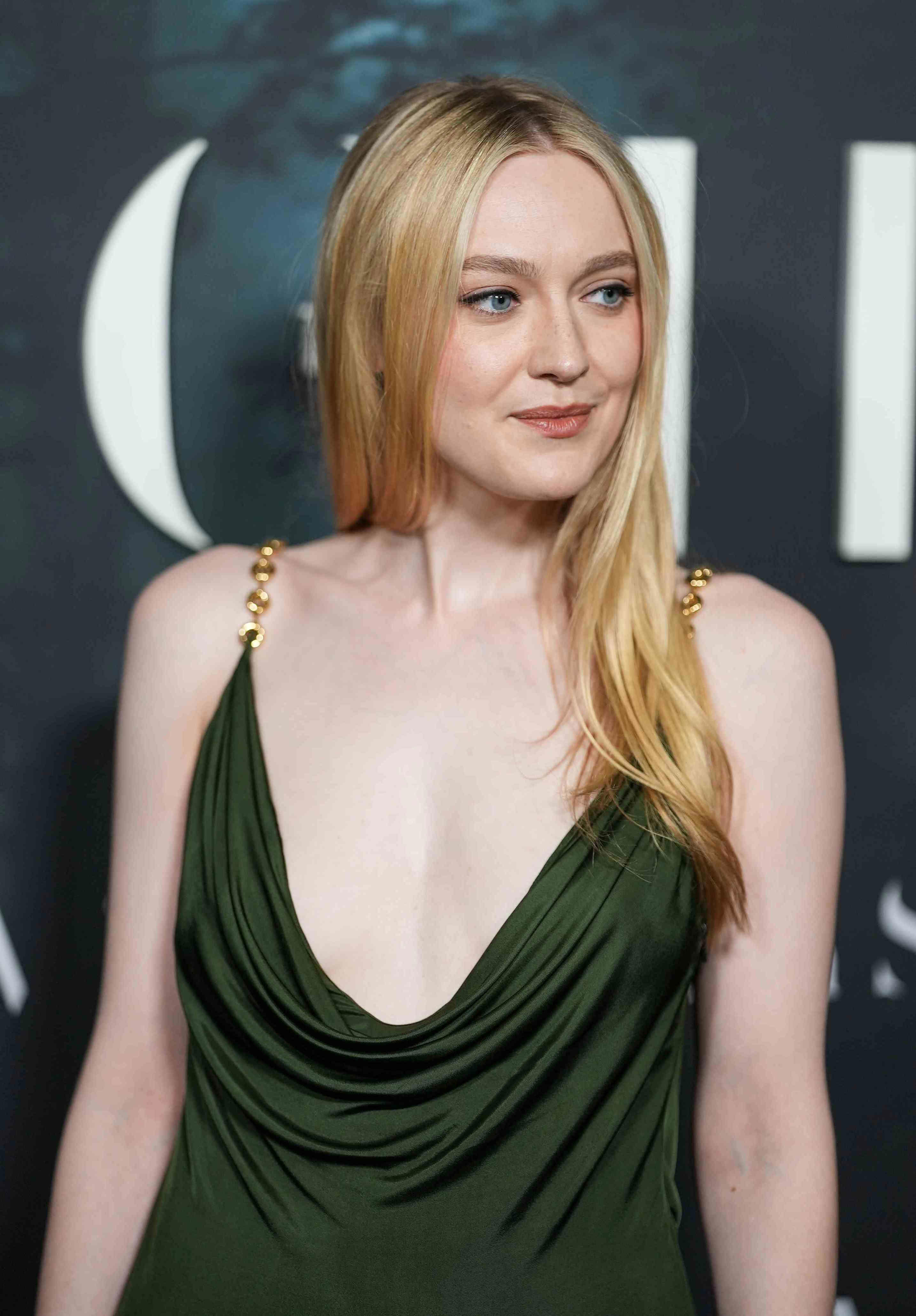 alex raynes recommends Dakota Fanning Butt