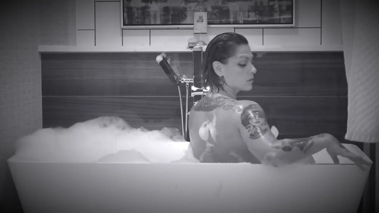 angela brookins recommends danielle colby bathtub pic