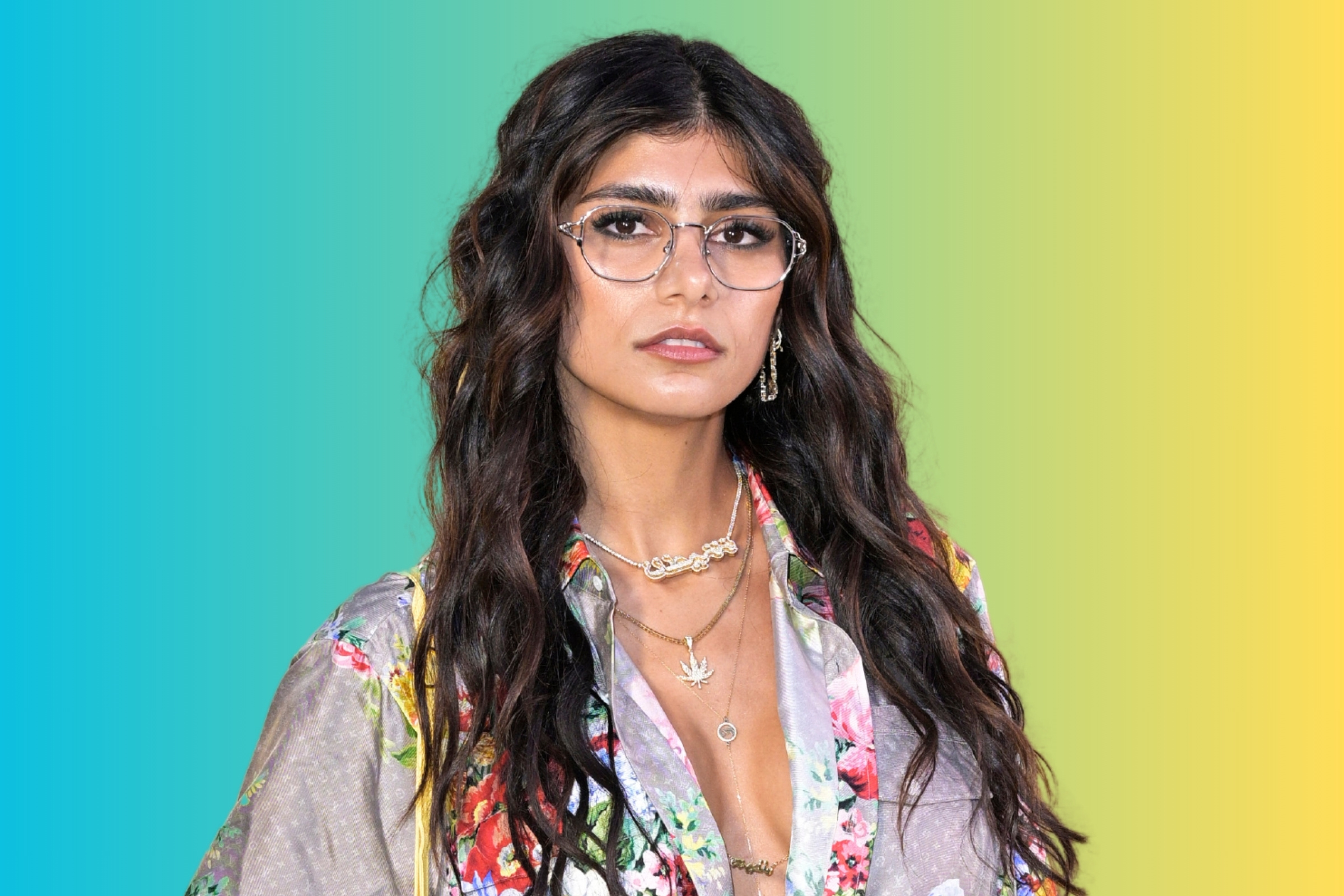 mia khalifa spreading