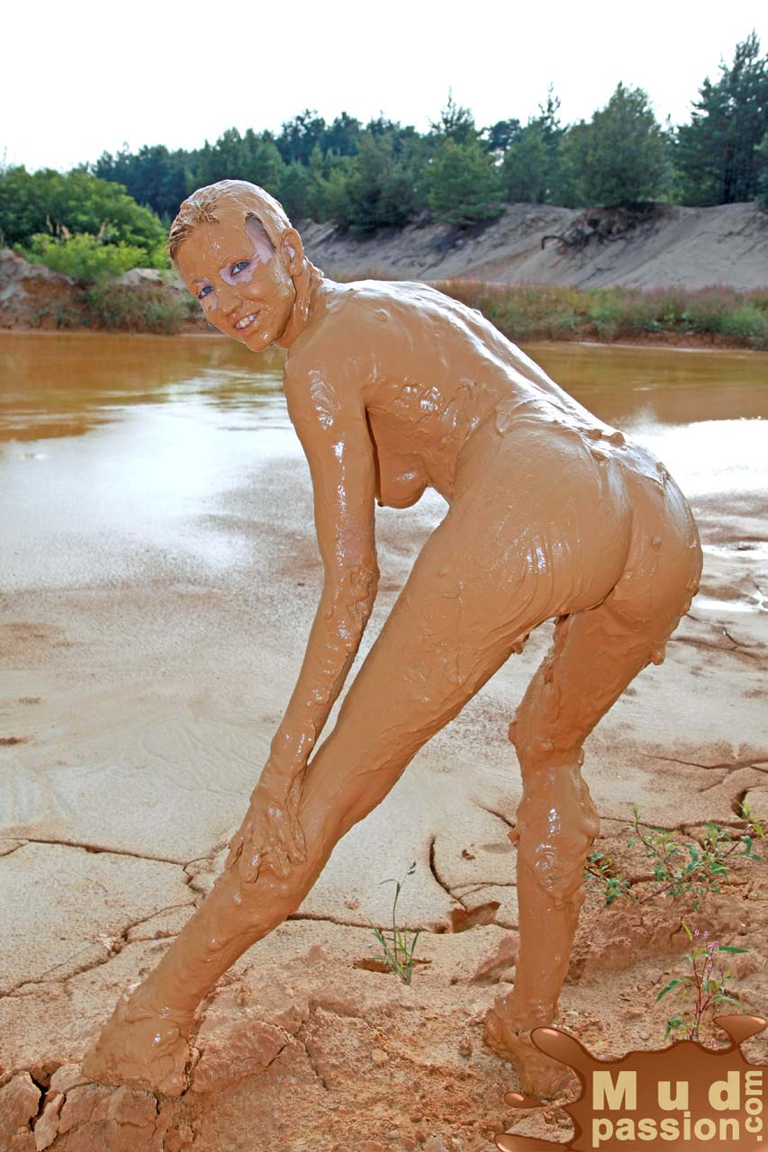 daniel tomko share nude mud bathing photos